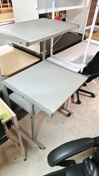 Bàn học có kệ trên dưới xám