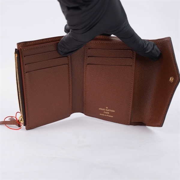 Ví LV hoa nâu gập 3 nút nâu (LT) KG+