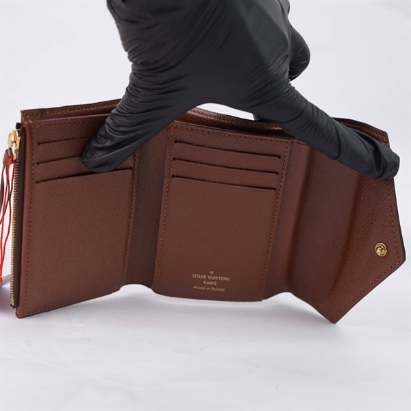 Ví LV hoa nâu gập 3 nút nâu (LT) KG+