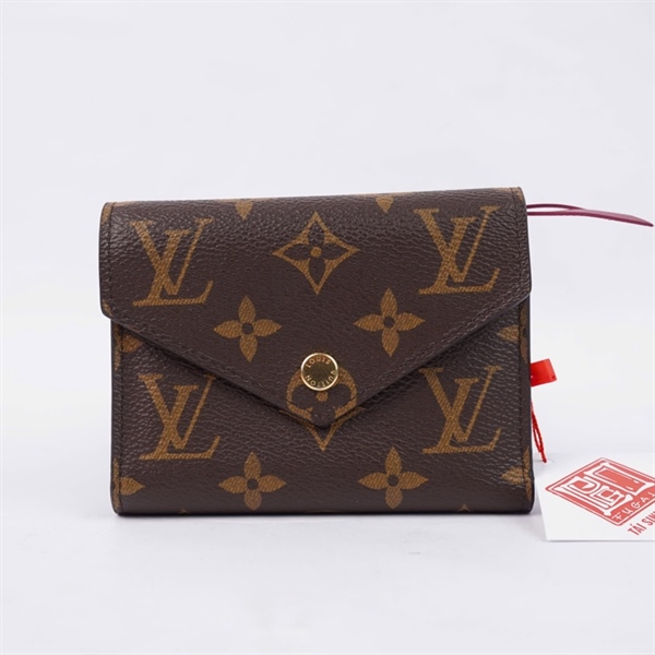 Ví LV hoa nâu gập 3 nút vàng lòng đỏ (LT) KG+