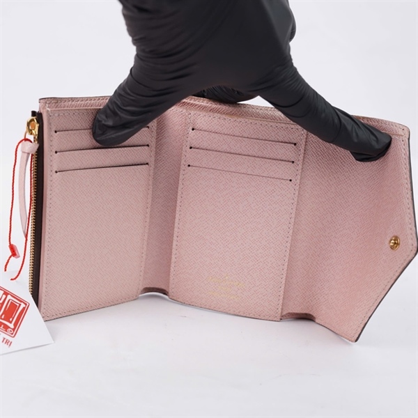 Ví LV hoa nâu gập 3 nút hồng (MI0147) (LT) KG+