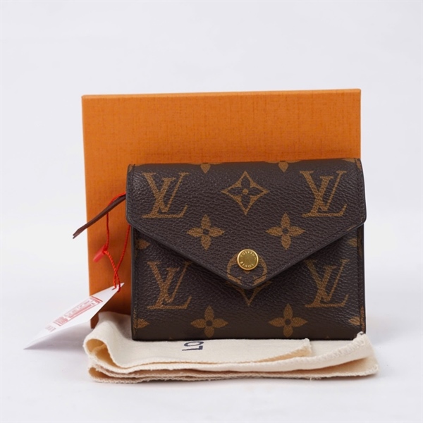 Ví LV hoa nâu gập 3 nút vàng lòng nâu (NZ1129) (LT) KG+