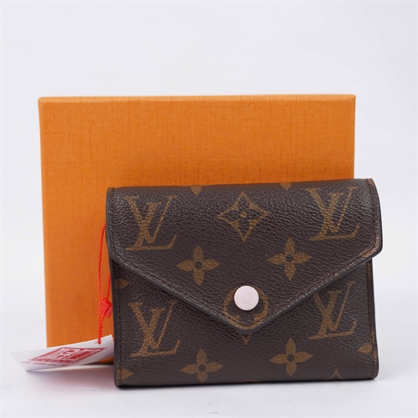 Ví LV hoa nâu gập 3 nút hồng (MI0147) (LT) KG+