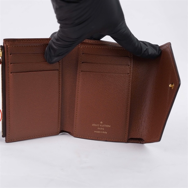 Ví LV hoa nâu gập 3 nút vàng lòng nâu (NZ1129) (LT) KG+