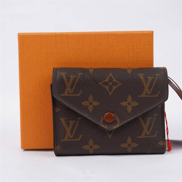 Ví LV hoa nâu gập 3 nút nâu (LT) KG+