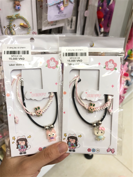 2 vòng tay có charm