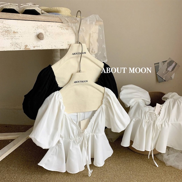 Áo thô cổ V viền ren