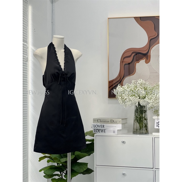 Đầm lụa hở lưng cổ viền ren