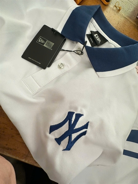 ÁO THUN NEW ERA CỔ TRỤ XANH TRẮNG SZ M - L