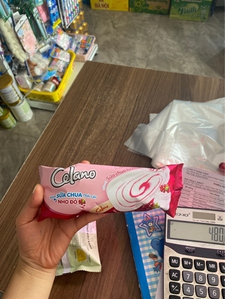 Kem que Celano sữa chua nho đỏ