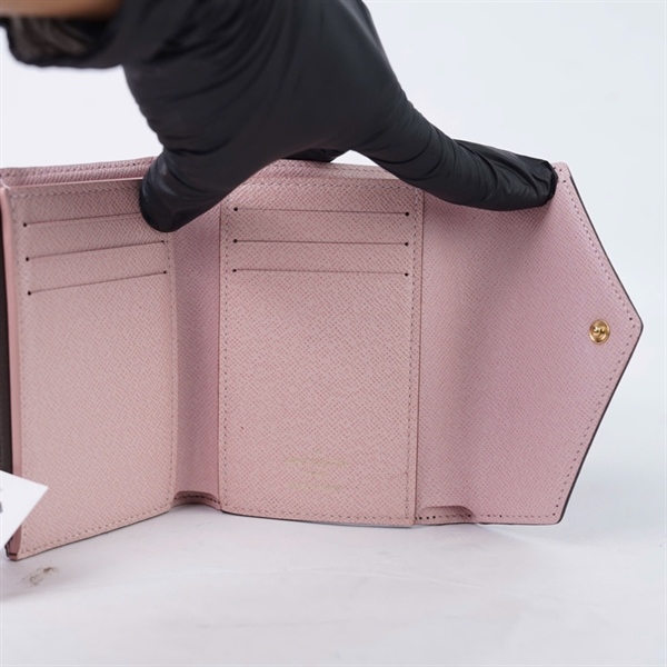 Ví LV hoa nâu gập 3 nút hồng (LT) KG+