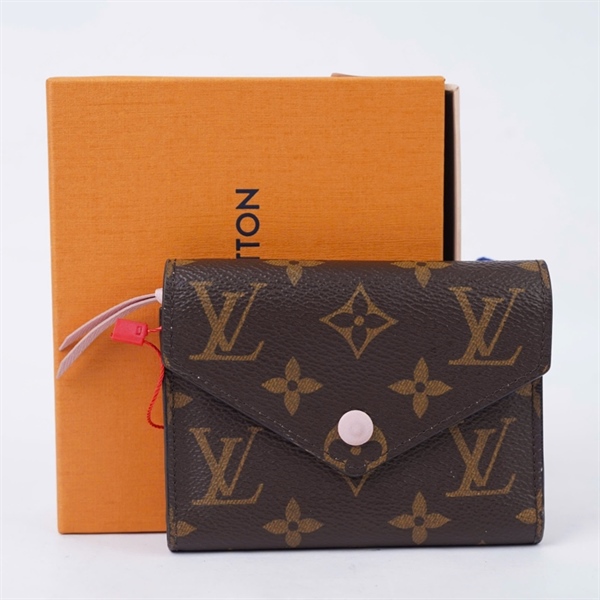 Ví LV hoa nâu gập 3 nút hồng (LT) KG+