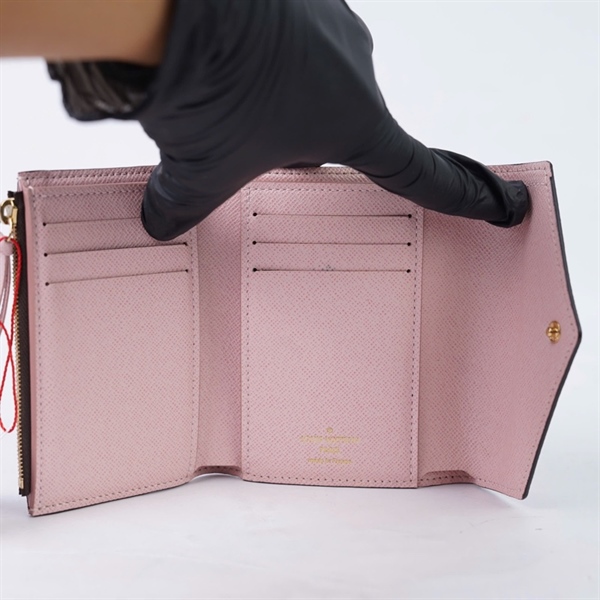 Ví LV hoa nâu gập 3 nút hồng (LT) KG+