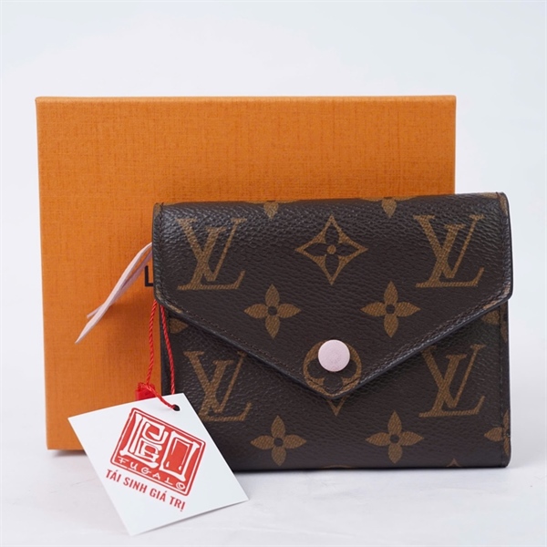Ví LV hoa nâu gập 3 nút hồng (LT) KG+