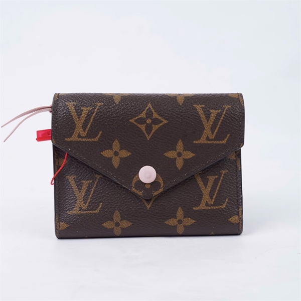 Ví LV hoa nâu gập 3 nút hồng (LT) KG+