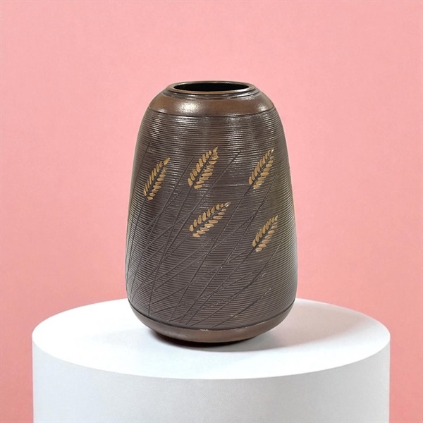 Bình hoa gốm sứ nâu dáng chuông khắc lúa