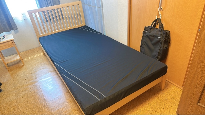 Giường đơn đầu sọc vàng