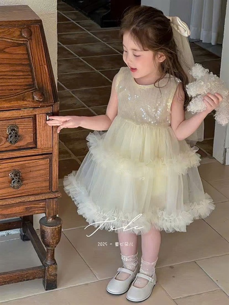 Váy SN cườm cổ voan tầng kem - lưng đính nơ