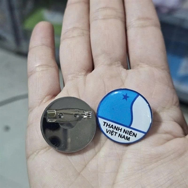 Huy hiệu Hội Liên hiệp thanh niên kim loại phủ Epoxy