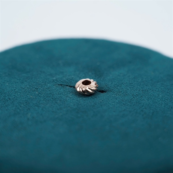 Charm vàng xoắn dẹp CH250827B +