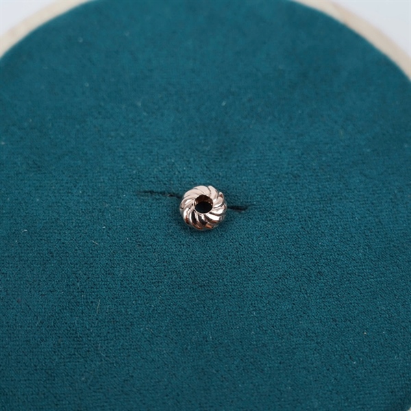 Charm vàng xoắn dẹp CH250827B +