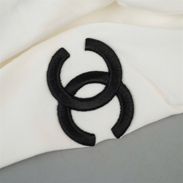 Áo thun Chanel trắng cổ tim size XL +