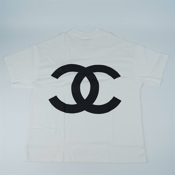 Áo thun Chanel trắng cổ tim size XL +