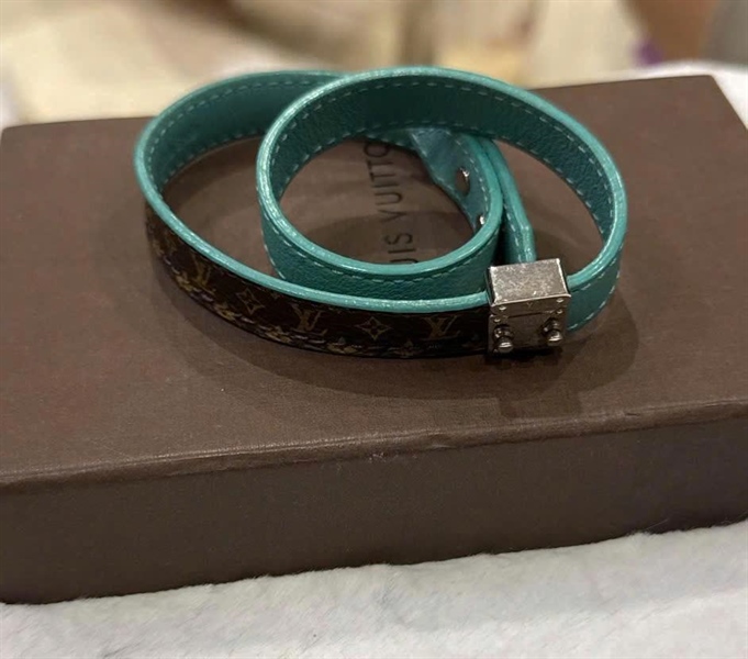Vòng tay LV hoa nâu phối xanh (PN) +