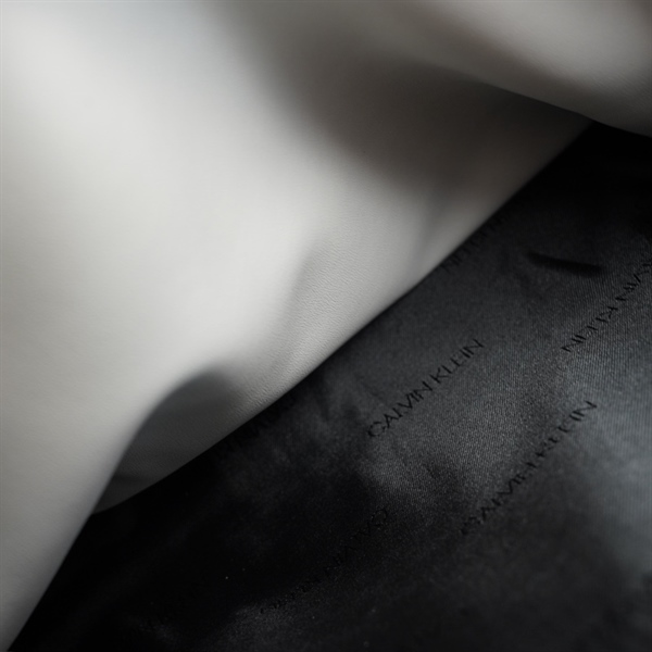 Túi CK màu trắng dập vân 30cm (PN)+