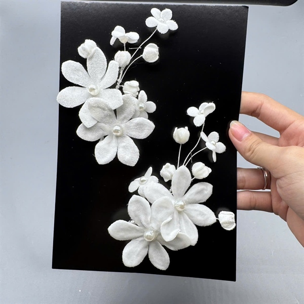 Cài tóc cô dâu hoa nhung trắng mix hoa linh lan nhỏ dễ thương