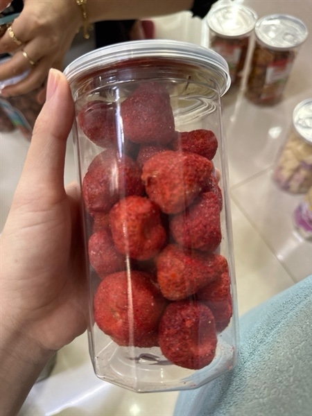 Dâu sấy thăng hoa nguyên trái