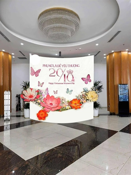 Set hoa trang trí bao gồm bướm và hoa voan kèm hoa lụa