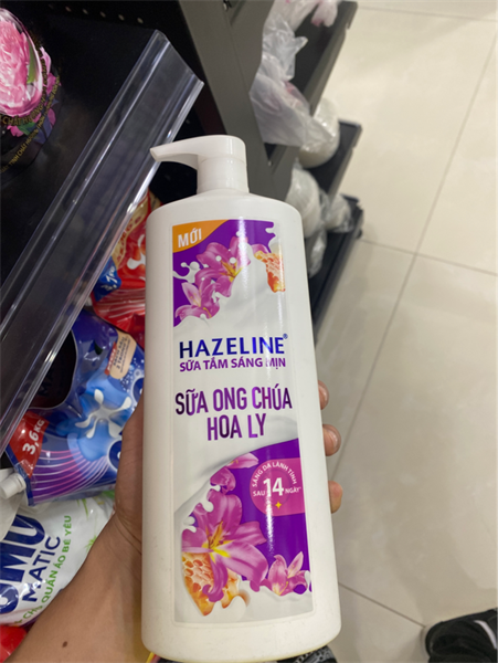 HAZELINE Sữa Tắm Sáng Mịn Sữa Ong Chúa Hoa Ly 1kg/12 chai
