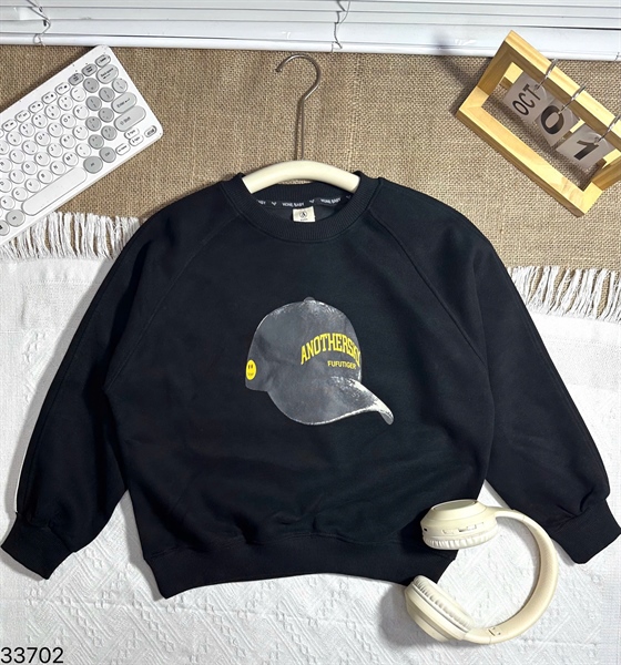 33702- Áo SWT đen in hình mũ