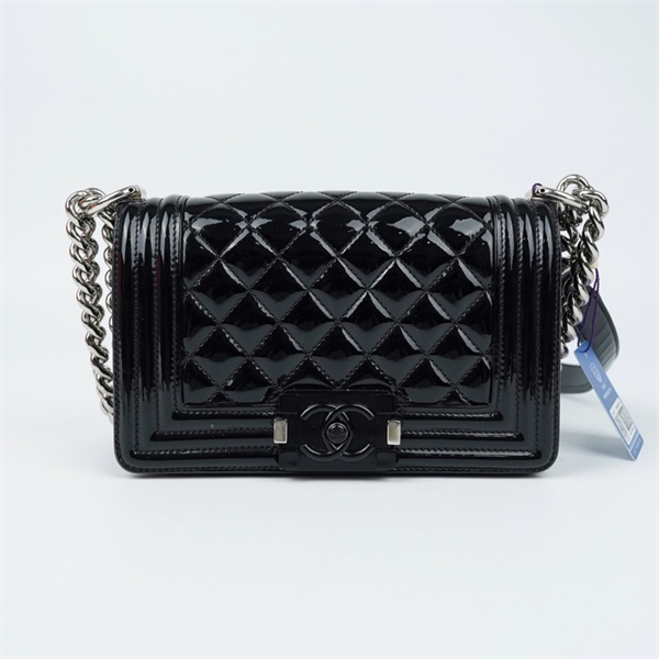 Túi Chanel Boy đen bóng kèm tag xanh (22461932) sz19 (BQ) KG+