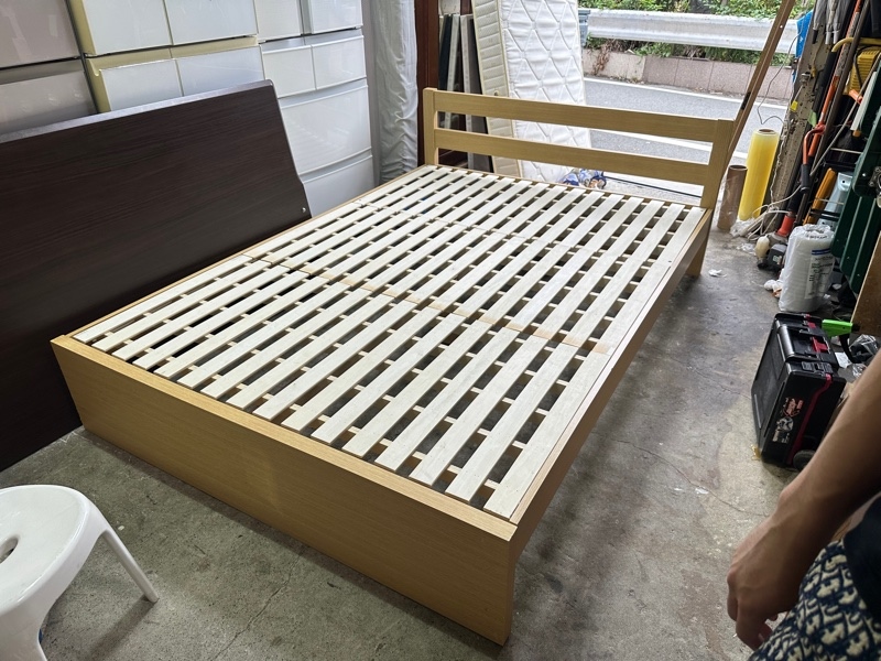 Giường đôi m4 vàng