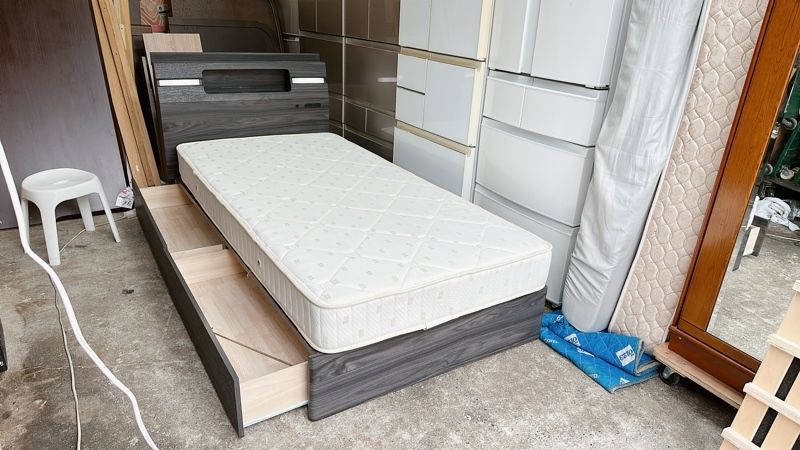 Giường đơn 2 ngăn kéo đầu có đèn ổ cắm đen xám