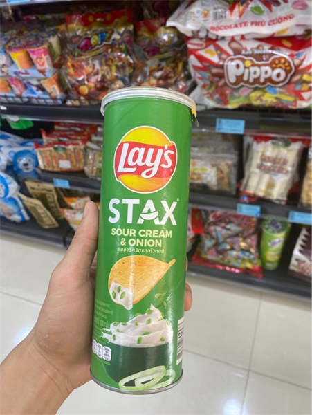 Snack Lays Stax Khoai Tay Nuong vi Kem Chua va Hanh Tay 100G 1X16