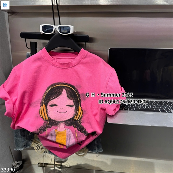 32390- Áo thun cô gái đeo tai nghe - Hồng