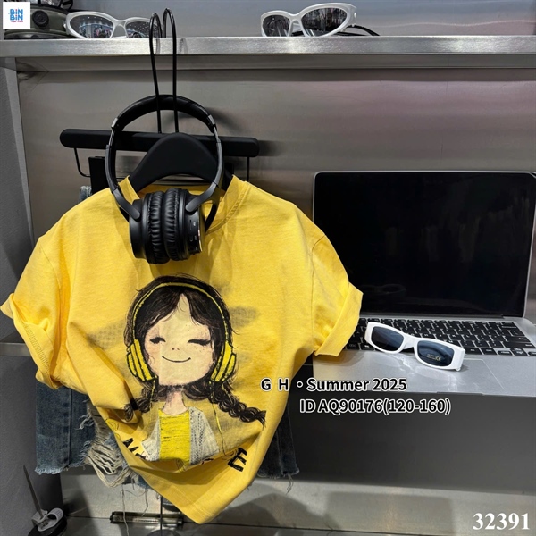 32391- Áo thun cô gái đeo tai nghe - Vàng