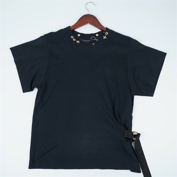 Áo thun LV đen cổ đính charm (PN) KG+