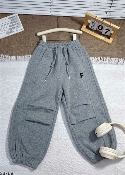 33769- Quần jogger xám chữ C