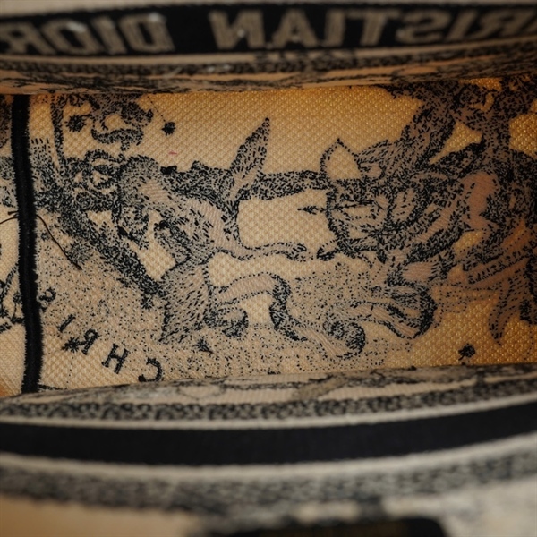 Túi Dior Tote trắng họa tiết đen (50-MA-1221) sz26 (TL) KG+