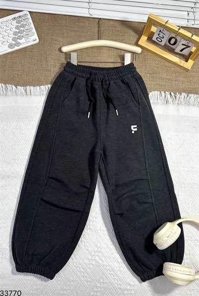 33770- Quần jogger đen chữ C