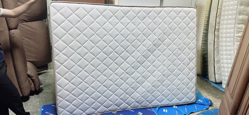 Đệm đôi m4 cứng trắng viền vàng nhạt