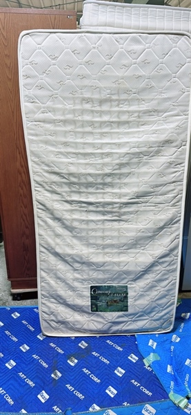 Đệm đơn cứng vàng hoa văn nhạt