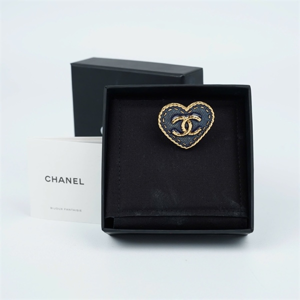 Cài áo Chanel xanh trái tim (A-T) KG+