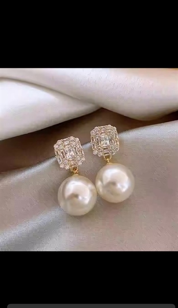 Khuyên tai xiên khảm đá zircon