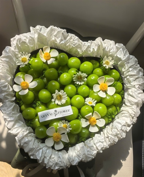 Hộp quà trái cây nho xanh - Hình Trái Tim Cao Cấp - Mix Hoa Tươi