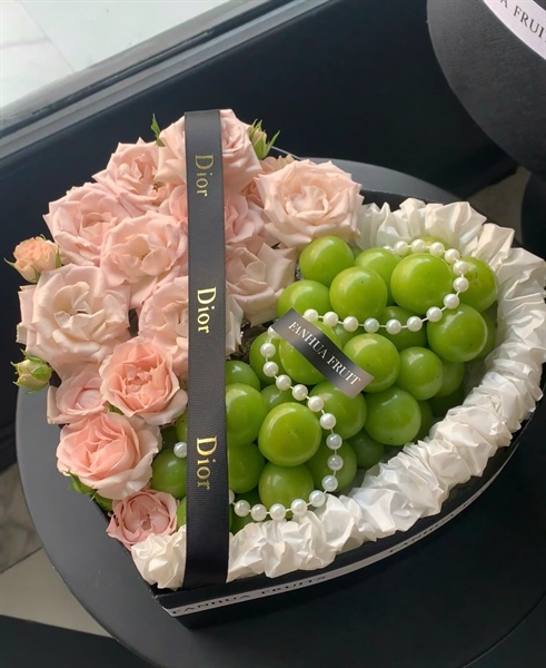 Hộp quà trái cây nho xanh - Hình Trái Tim Cao Cấp - Mix Hoa Tươi